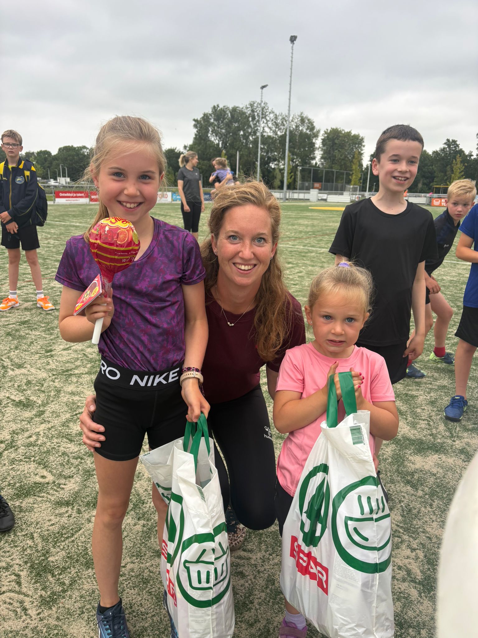 Ouders en kinderen strijden om de winst tijdens Spar Boonstra tientoernooi