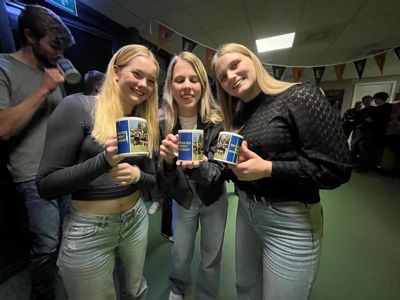 Kampioensfeest met beker voor De Granaet 1